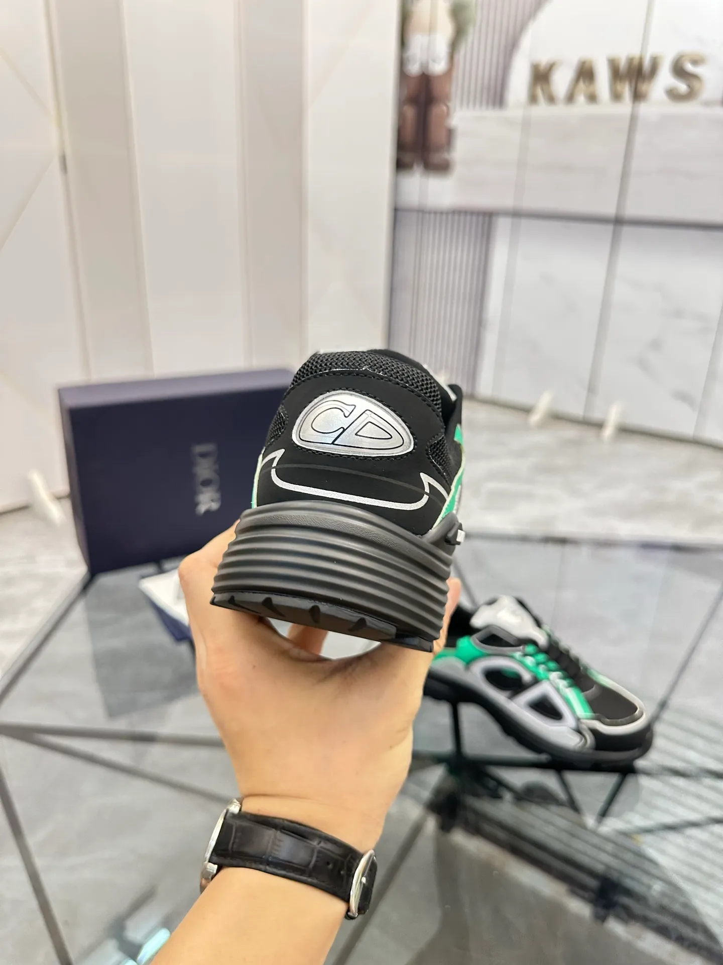 Men's shoes: 💰P400¥ Available in Guangzhou Product trademark: Dior* "Dior*" low-top casual shoes Regular size: 35-46 (can be customized to 47) Couple style Product materials: Upper imported cowhide stitched with original fabric, breathable lining, ultra-light foam original outsole. No.: 007